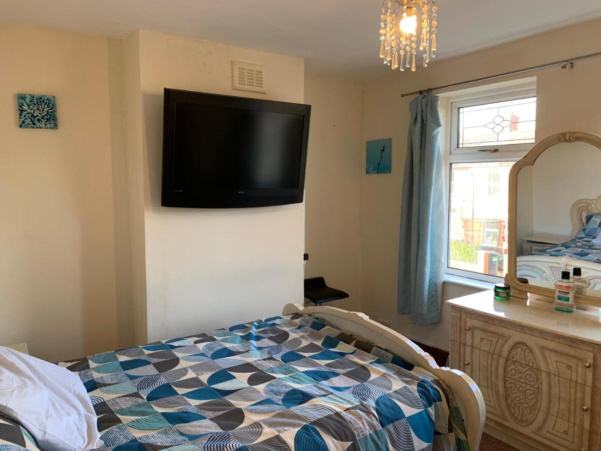 Busy Bee - Guest House - Self Service - Housity