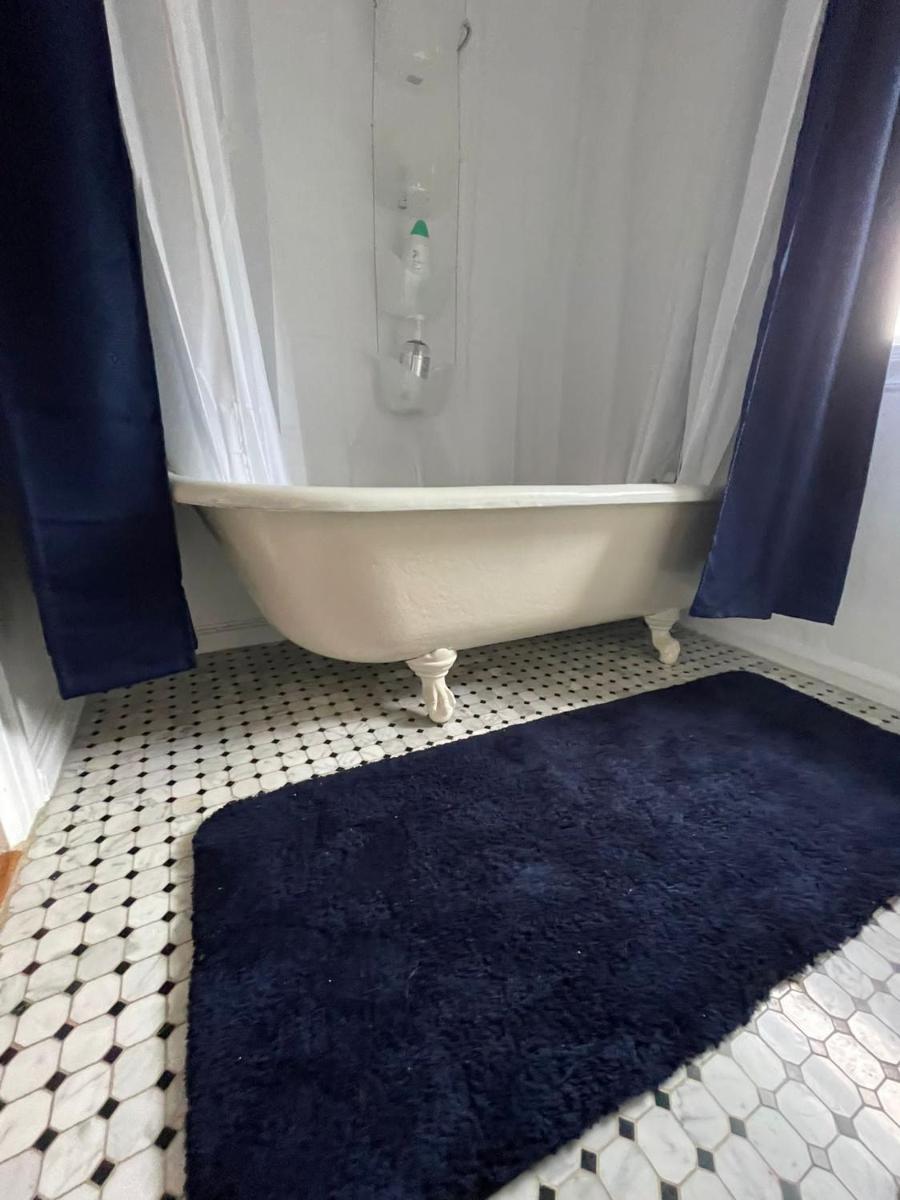 Newly Furnished & Remodeled Victorian apartment - Housity
