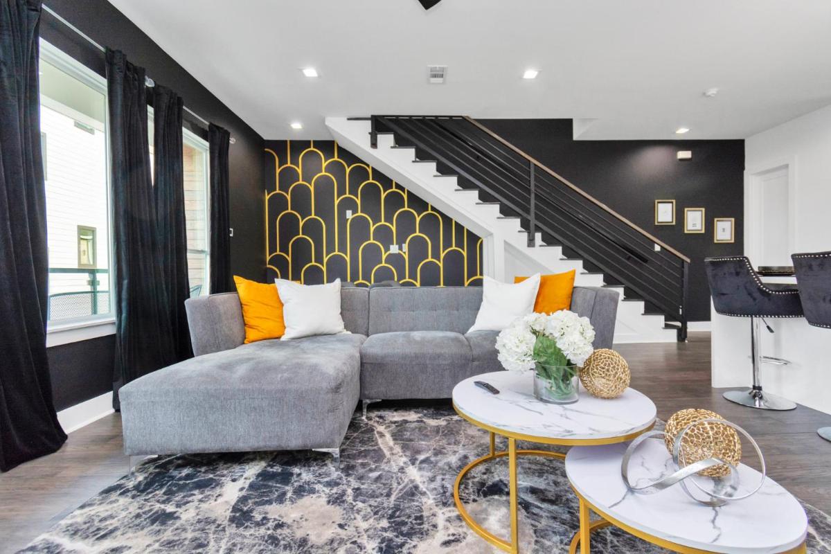 The Suite Spot! Downtown Skyline Views! Sleeps 12 - Housity