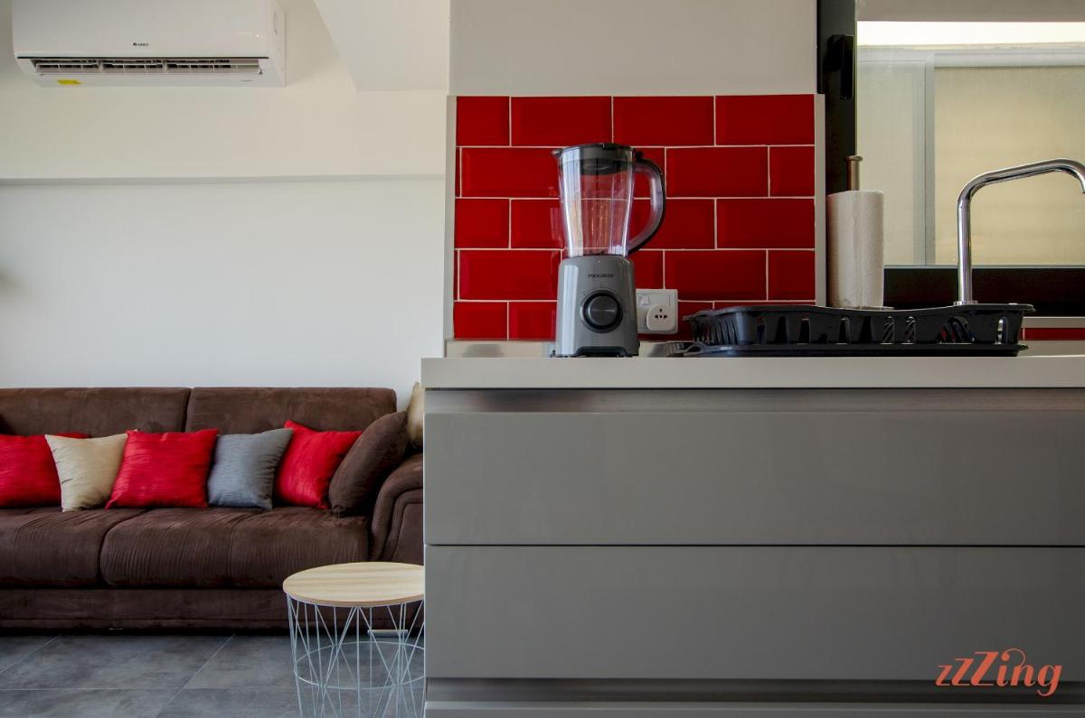 2 Bed Apartment w Distant Sea and Country Views - Housity
