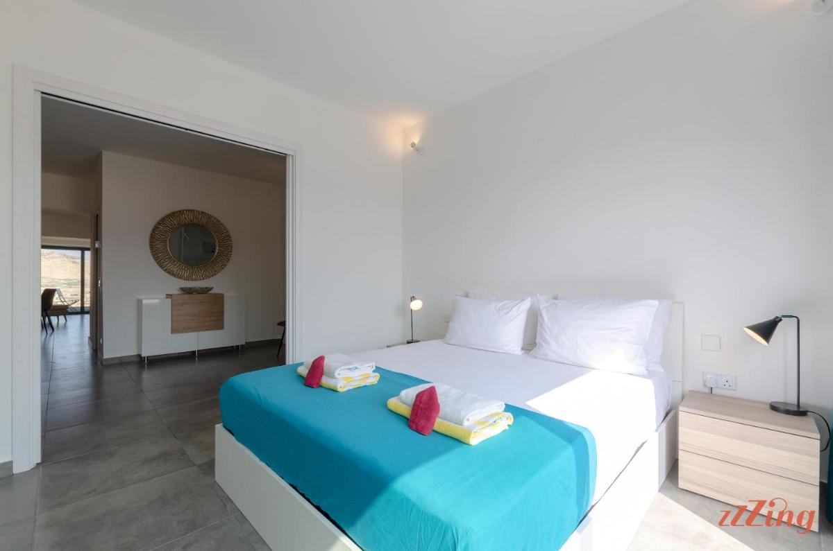 2 Bed Apartment w Distant Sea and Country Views - Housity