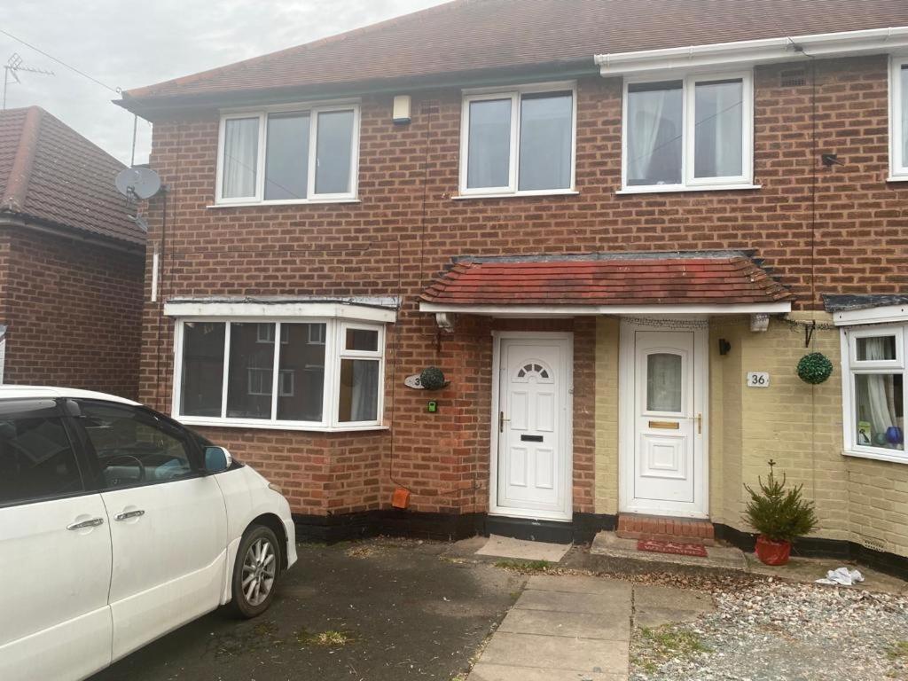 3 bedroom House with TV in every bedroom in Perry Bar perfect for contractors and families - Housity
