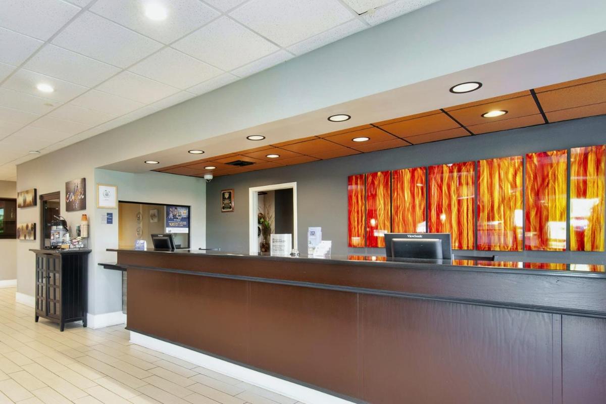Days Inn & Suites by Wyndham Johnson City - Housity