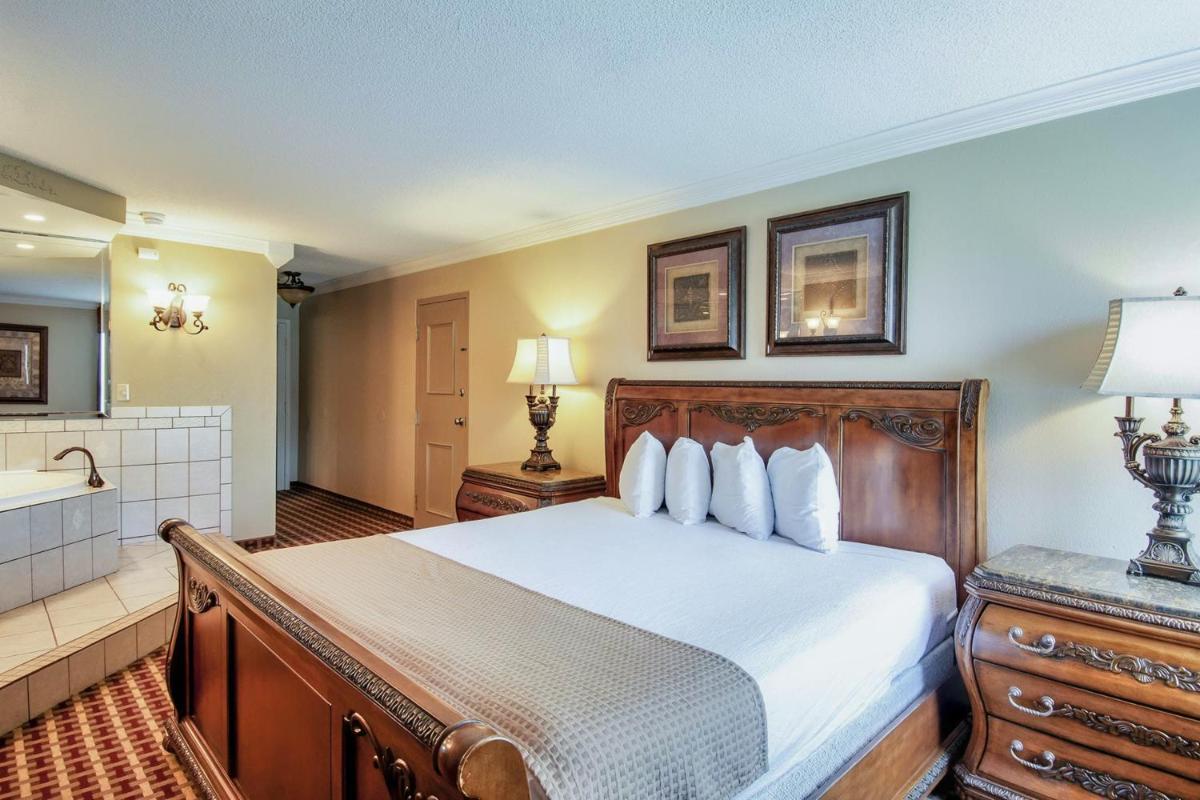 Days Inn & Suites by Wyndham Johnson City - Housity