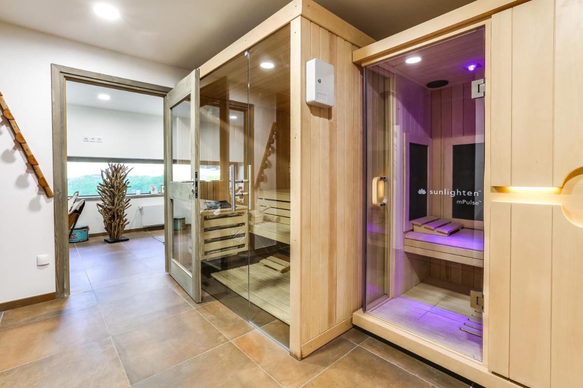 Cette chambre dispose de portes vitrées et d'une douche à l'italienne. dans l'établissement TERRESENS - Le Hameau de Barthélémy, à La Rosière 110 autres photos