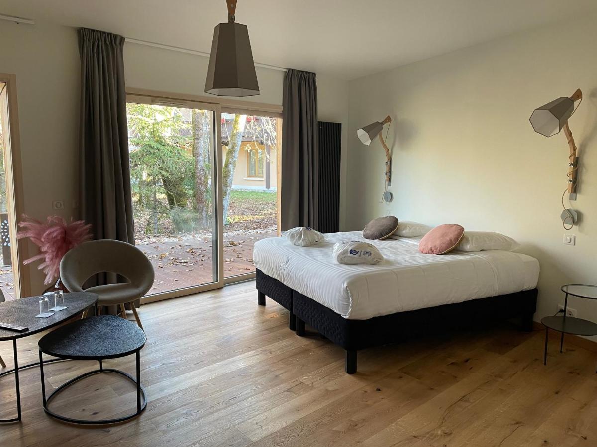 Un ou plusieurs lits dans un hébergement de l'établissement Le Bois Dormant-Hôtel Restaurant & Spa Logis Hôtel