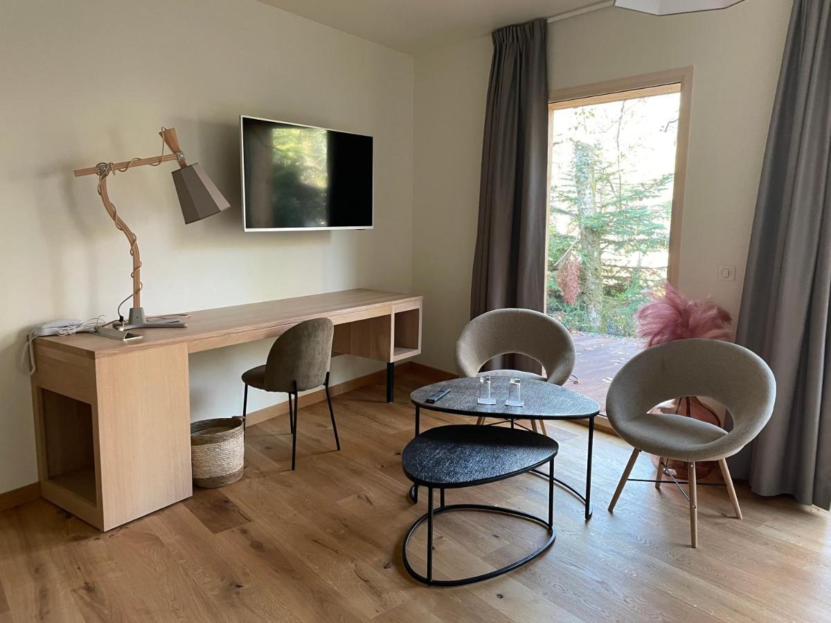 Télévision ou salle de divertissement dans l'établissement Le Bois Dormant-Hôtel Restaurant & Spa Logis Hôtel