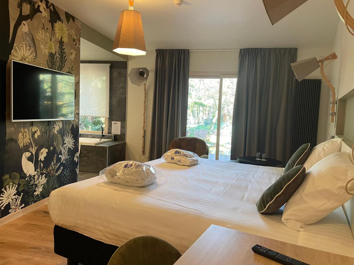 Un ou plusieurs lits dans un hébergement de l'établissement Le Bois Dormant-Hôtel Restaurant & Spa Logis Hôtel