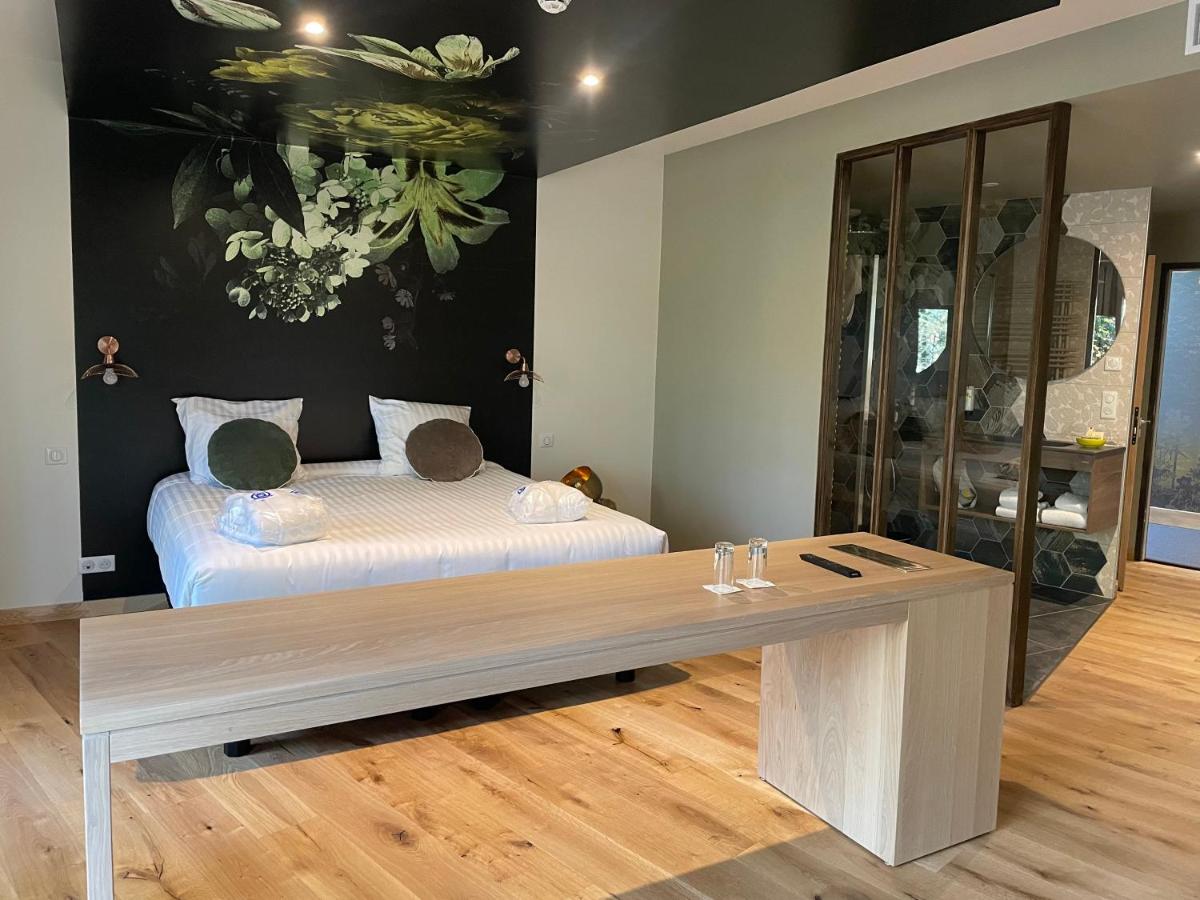 Un ou plusieurs lits dans un hébergement de l'établissement Le Bois Dormant-Hôtel Restaurant & Spa Logis Hôtel