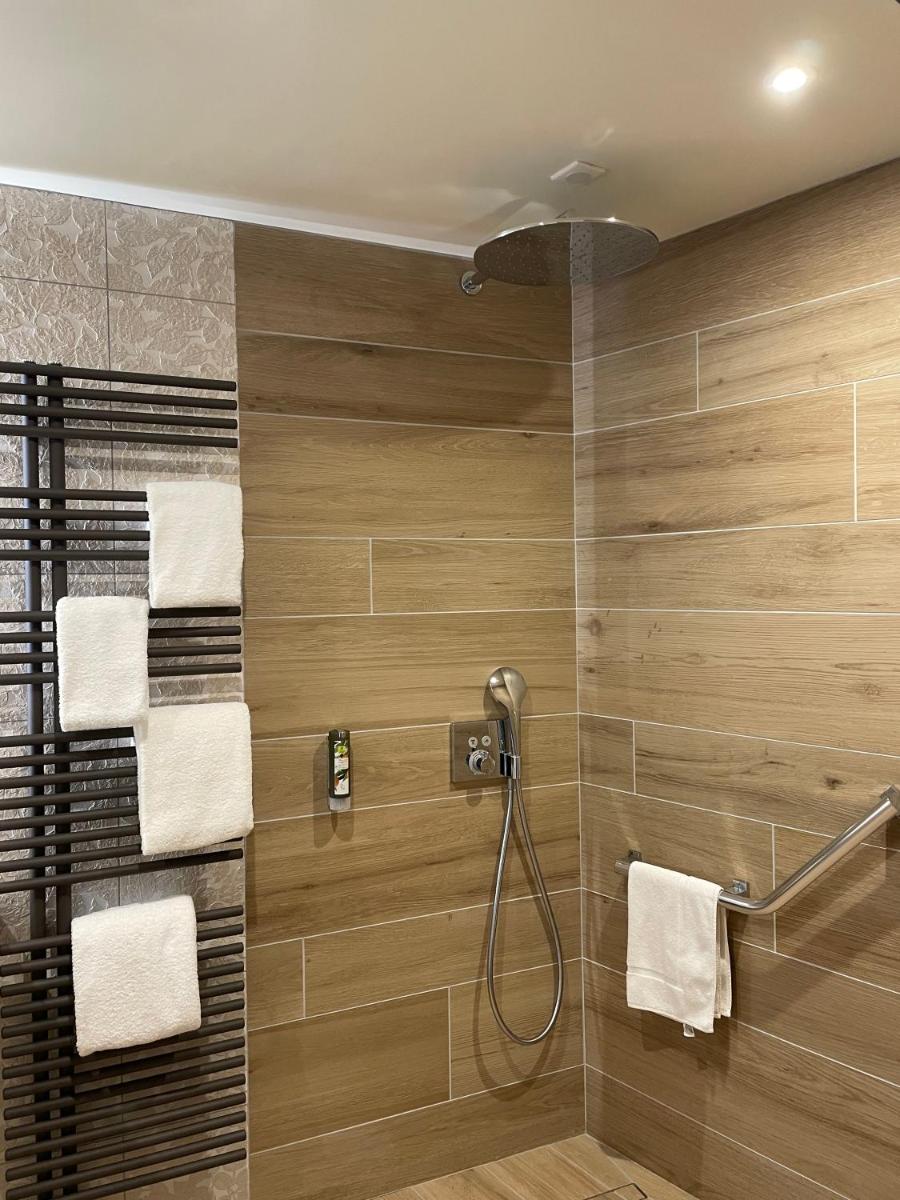 Salle de bains dans l'établissement Le Bois Dormant-Hôtel Restaurant & Spa Logis Hôtel