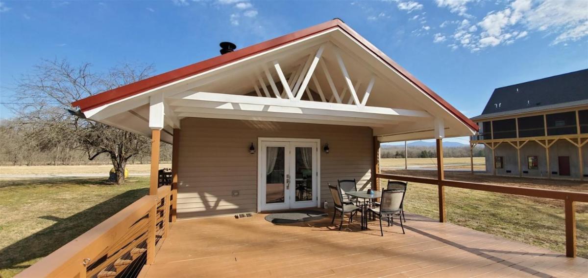 Steel Driver River Cabin - Housity