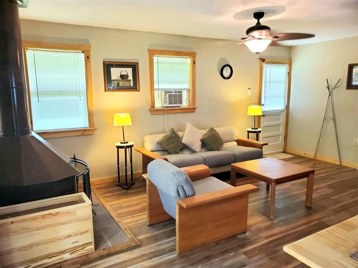Steel Driver River Cabin - Housity