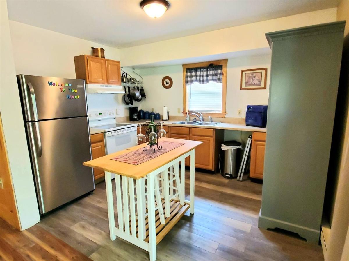Steel Driver River Cabin - Housity