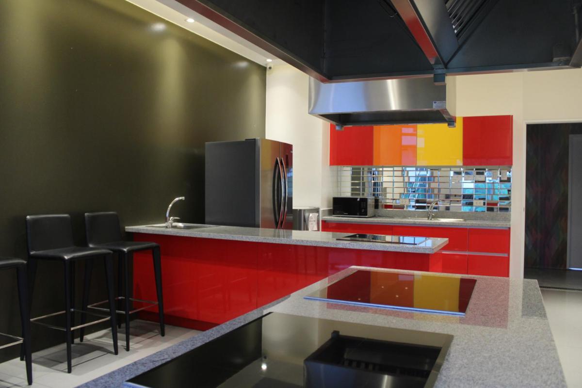 A2J Huge Modern Luxury 2BR Balcony Suite Near Ever Gotesco - Housity
