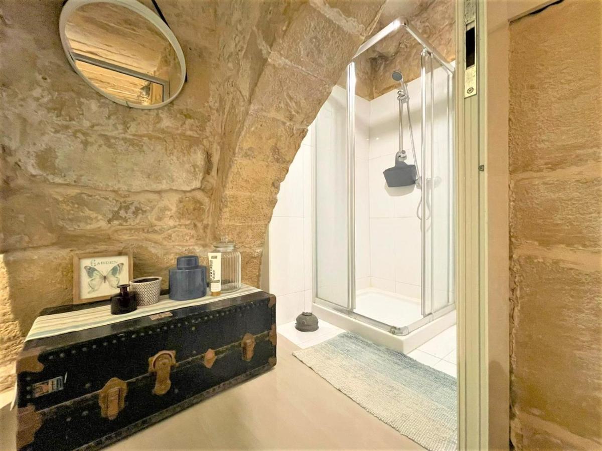 Most Central Apartment Valletta, Renaissance building - Housity