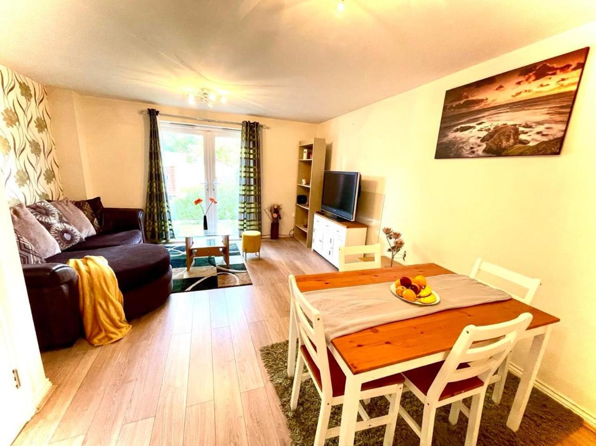 Lakeside Stylish 3 Bedroom House - Housity