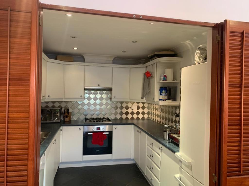 Suitetrails - Lovely room, free parking in private gated place