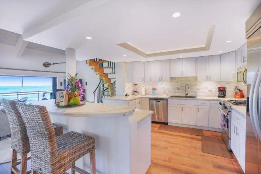 Luxury 2-Story Oceanfront Condo w/ Views & Pool - Housity
