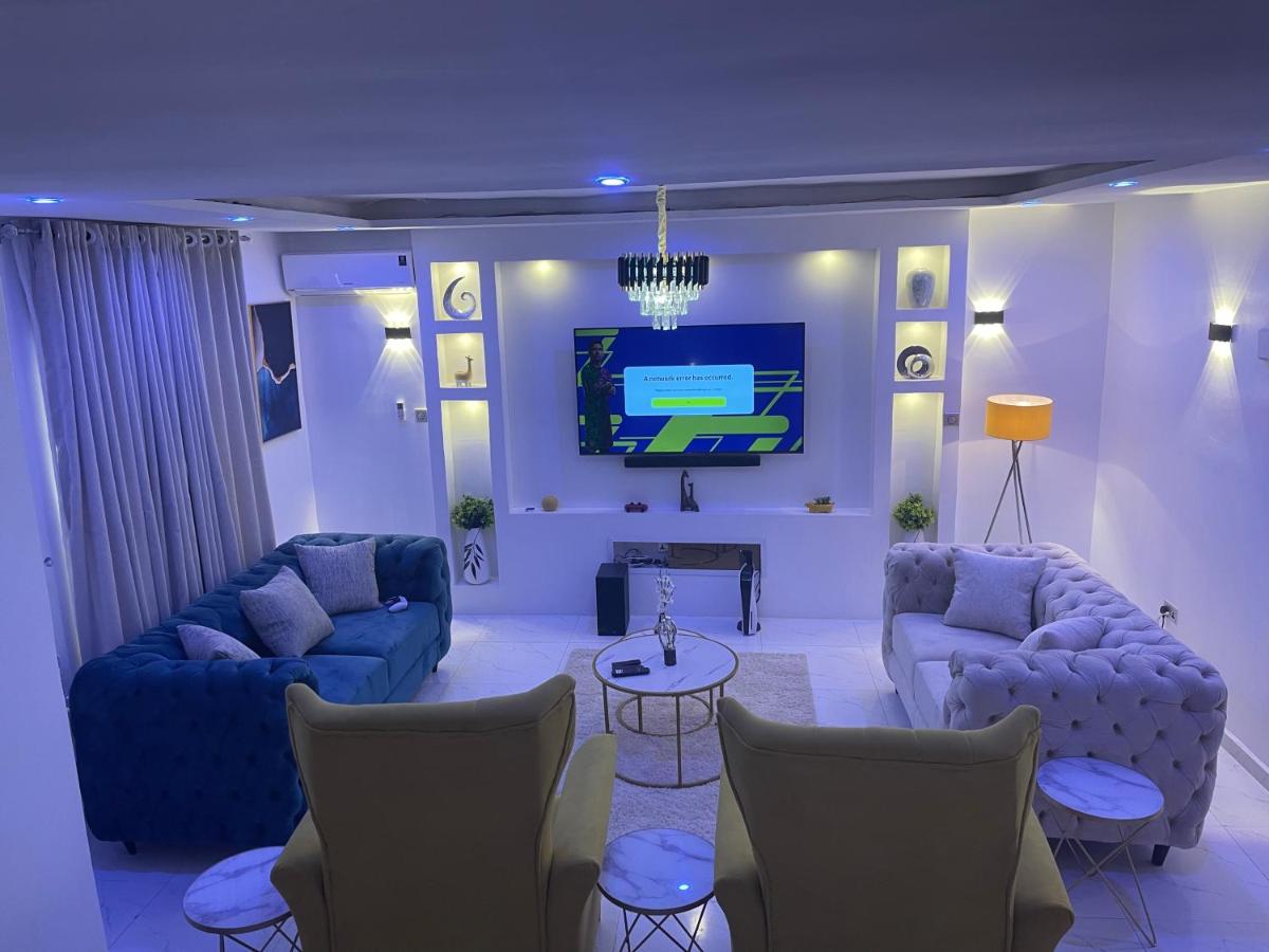 Morak Homes - Luxury 4 bed home with PS5, 24hrs electricity, Super fast Wifi, Snooker, Games room - in a secured estate - Housity