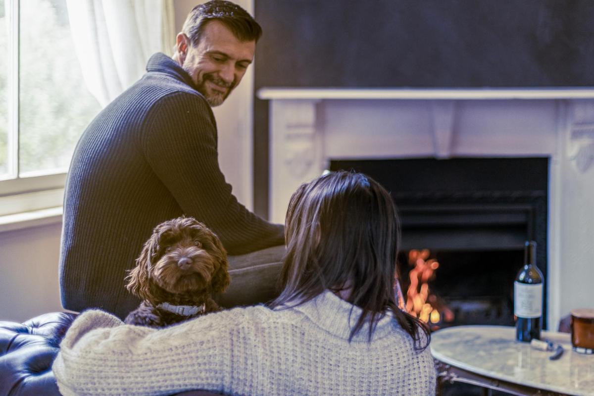 Pet-Friendly Blue Mountains Cottage with Indoor Fireplace - Housity