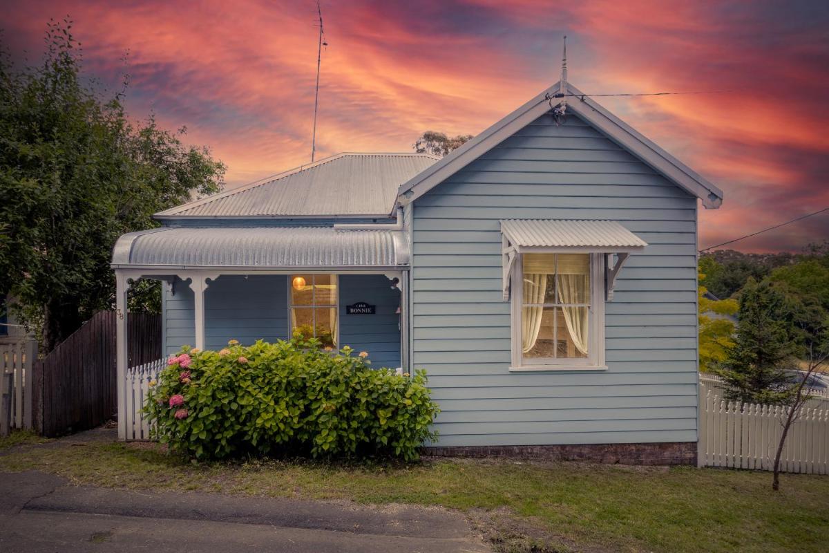 Pet-Friendly Blue Mountains Cottage with Indoor Fireplace - Housity