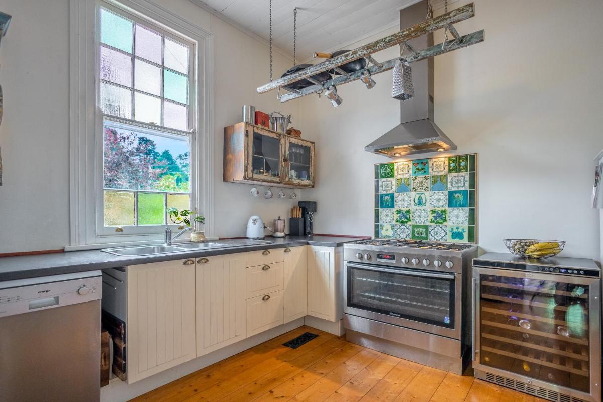 Pet-Friendly Blue Mountains Cottage with Indoor Fireplace - Housity