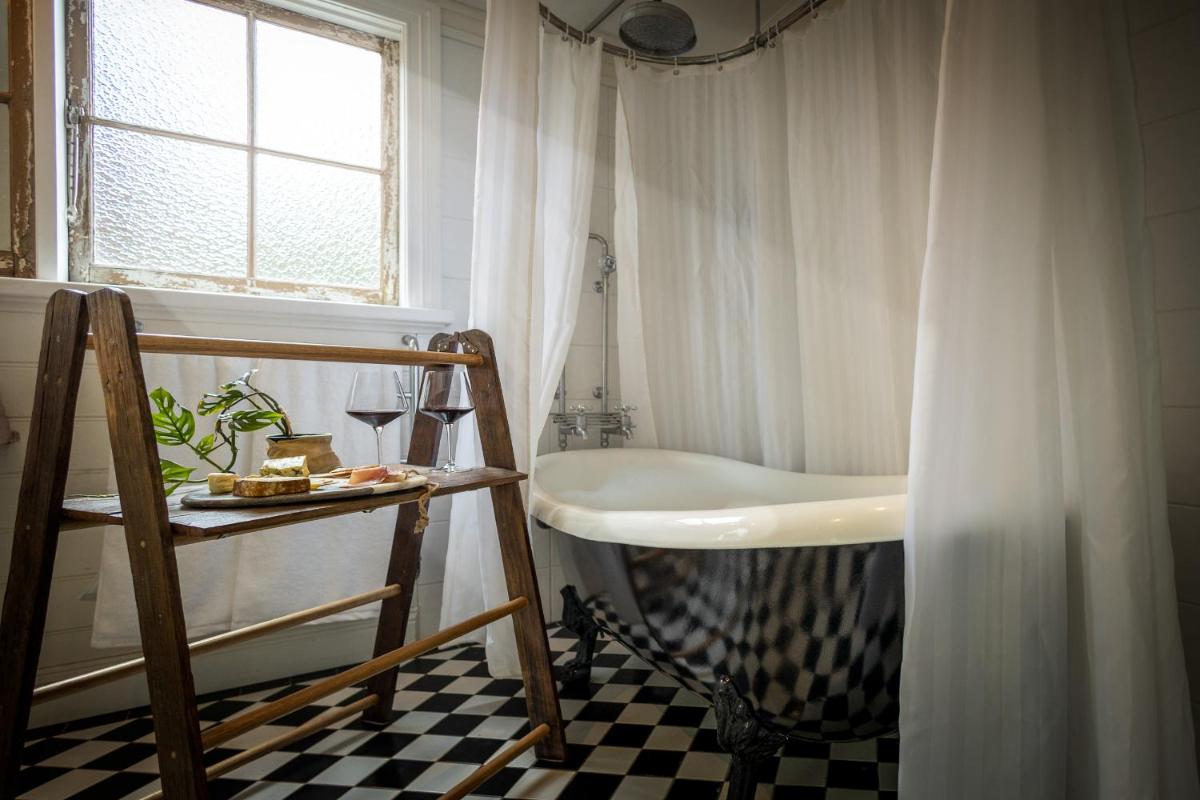 Pet-Friendly Blue Mountains Cottage with Indoor Fireplace - Housity