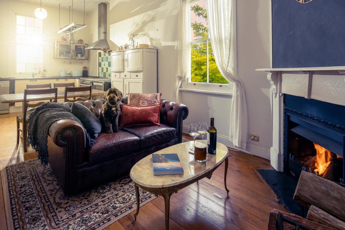 Pet-Friendly Blue Mountains Cottage with Indoor Fireplace - Housity