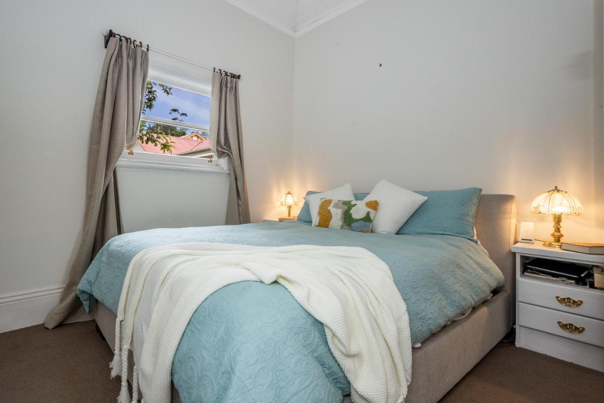Pet-Friendly Blue Mountains Cottage with Indoor Fireplace - Housity