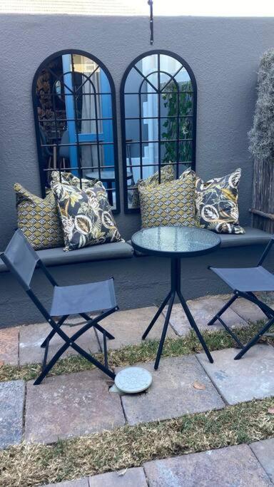 Suitetrails - Cheerful 2 bedroomed townhouse with patio