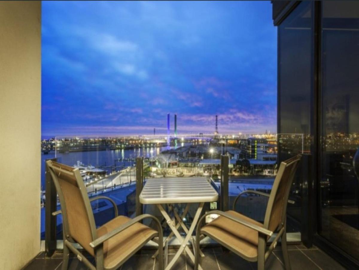 Lovely waterfront 2 bedrooms condo with swimming pool and gym in the heart of Docklands - Housity