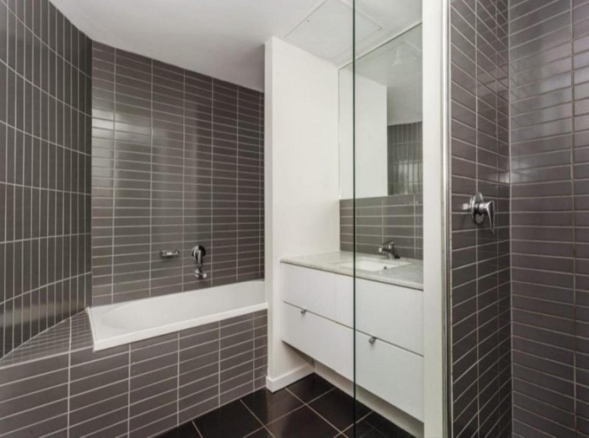 Lovely waterfront 2 bedrooms condo with swimming pool and gym in the heart of Docklands - Housity