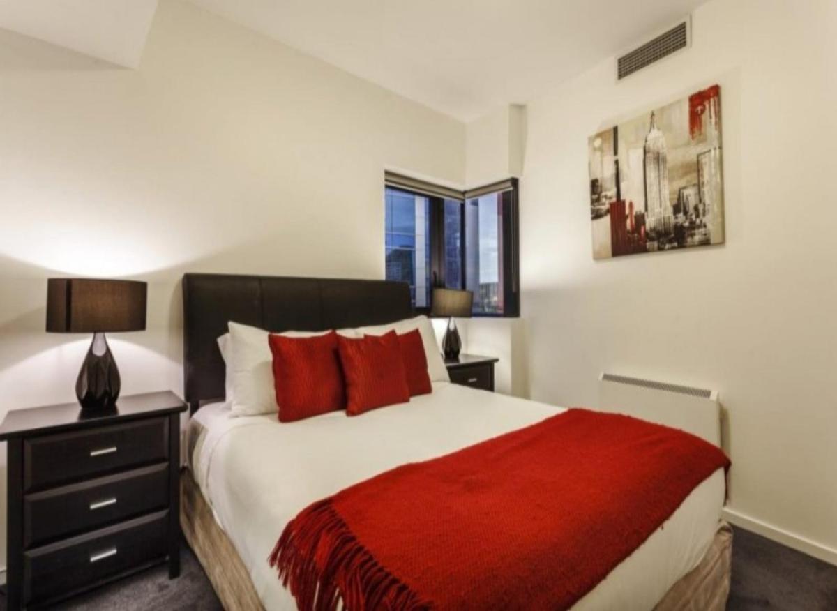 Lovely waterfront 2 bedrooms condo with swimming pool and gym in the heart of Docklands - Housity