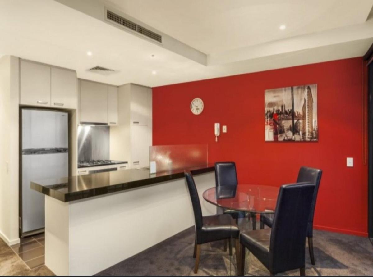 Lovely waterfront 2 bedrooms condo with swimming pool and gym in the heart of Docklands - Housity