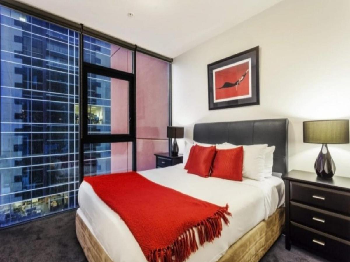 Lovely waterfront 2 bedrooms condo with swimming pool and gym in the heart of Docklands - Housity