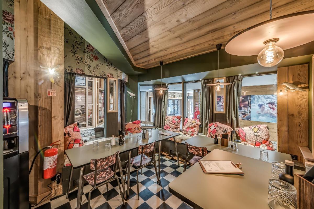 Coin salon dans l'établissement Hotel & Spa Le Val d'Isère