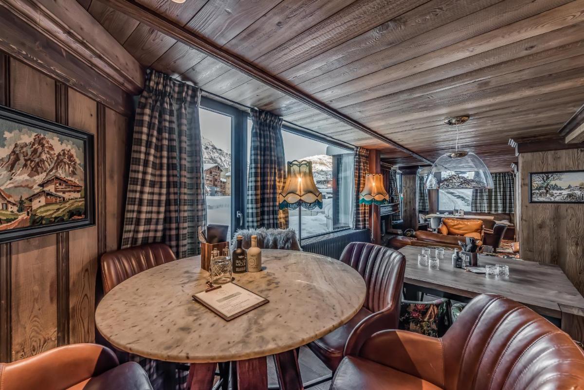 Coin salon dans l'établissement Hotel & Spa Le Val d'Isère