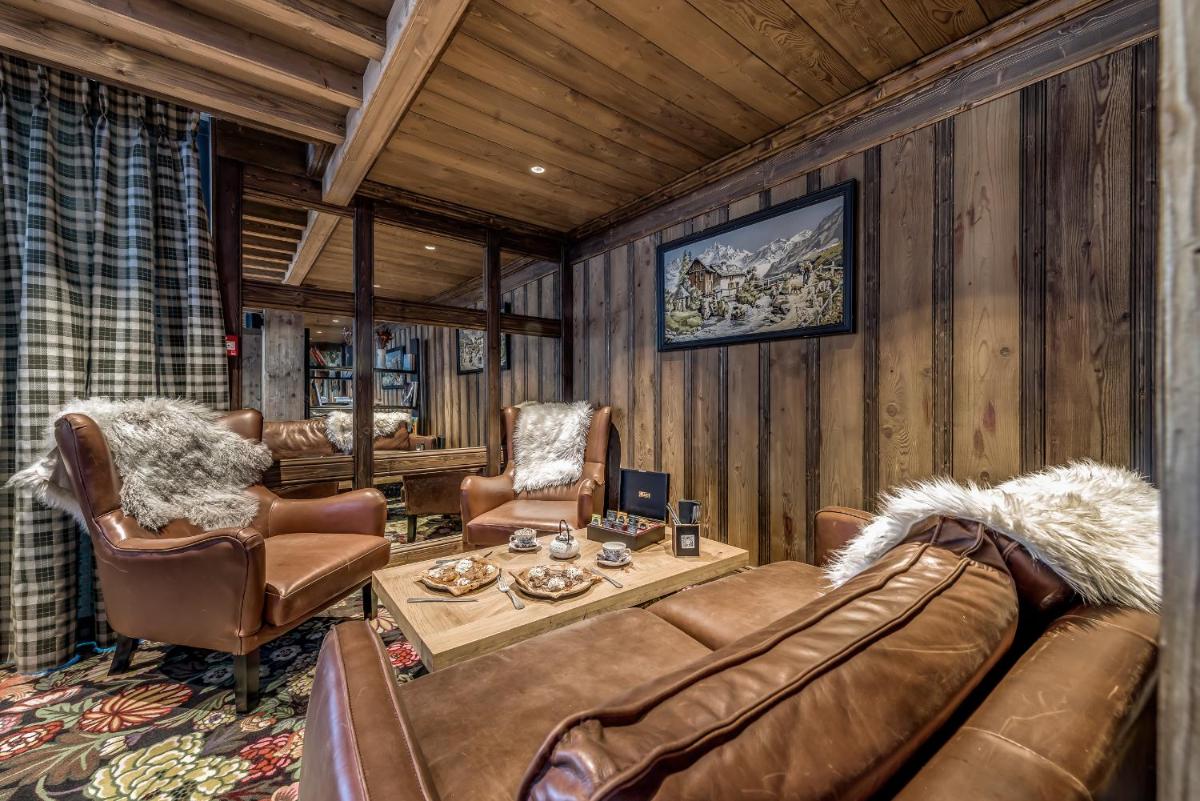 Coin salon dans l'établissement Hotel & Spa Le Val d'Isère