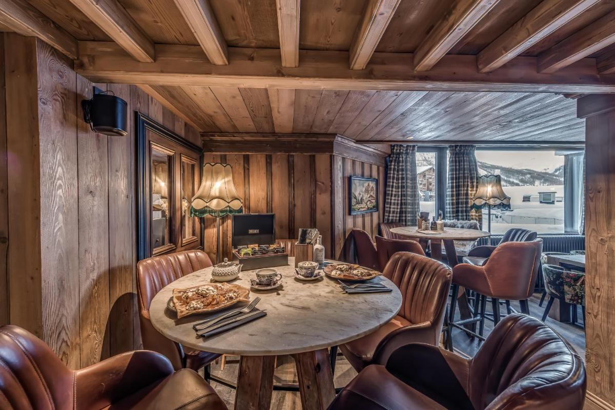 Coin salon dans l'établissement Hotel & Spa Le Val d'Isère