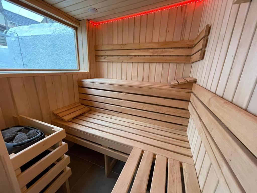 Snowdon Retreat Villa by Seaside Llandudno - Housity