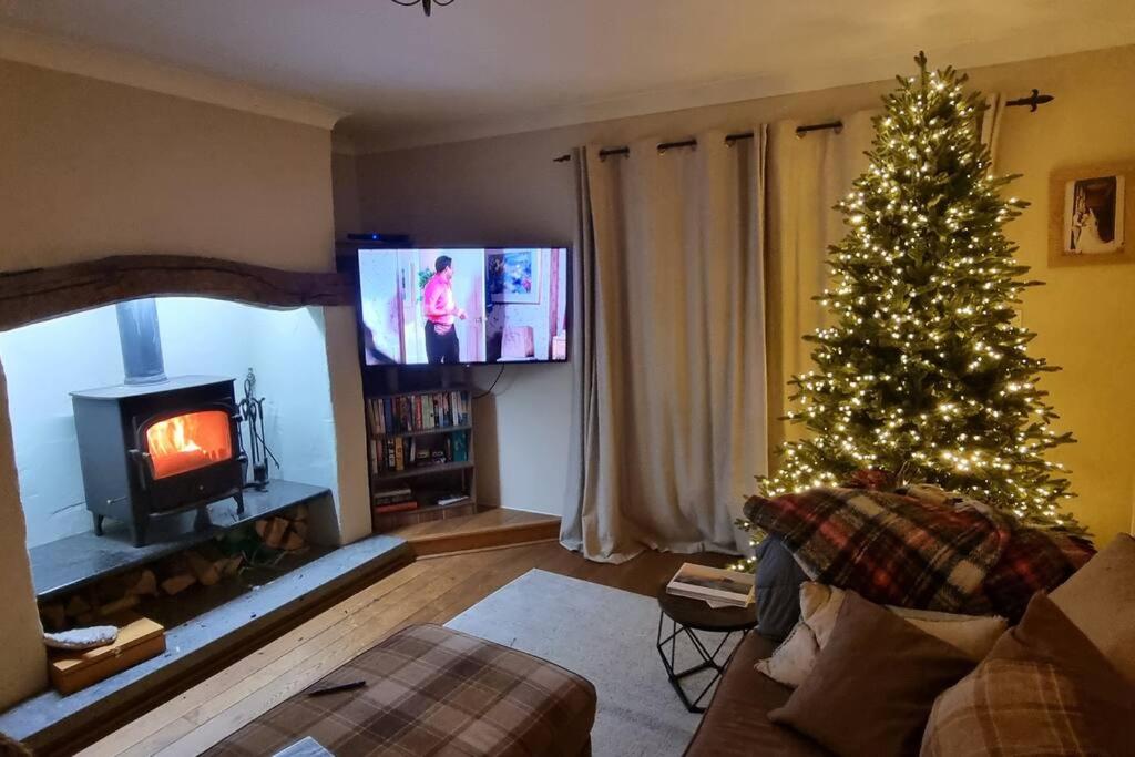 Spacious Abersoch Holiday Home with Hot Tub - Housity