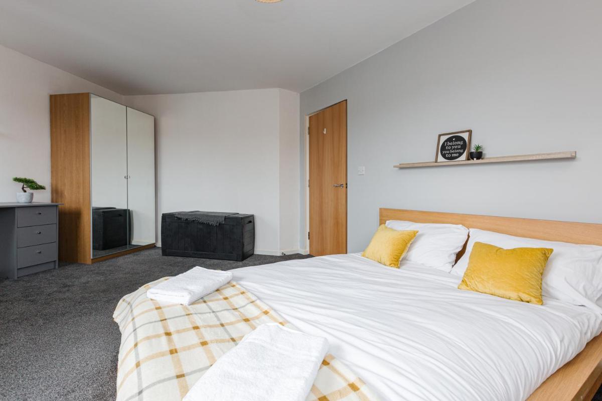 Luke Stays - Moorfields View - Housity