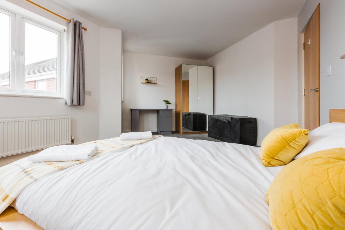 Luke Stays - Moorfields View - Housity