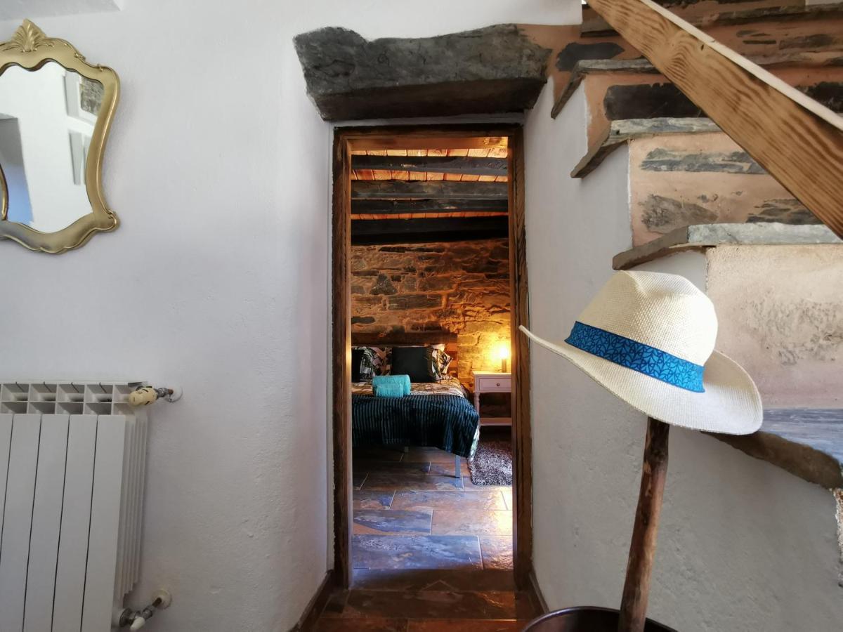 400 year old stone farmhouse in Oleiros - Housity
