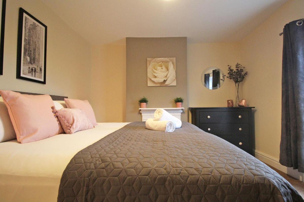 Cheerful two bedroom town house in Chester - Housity