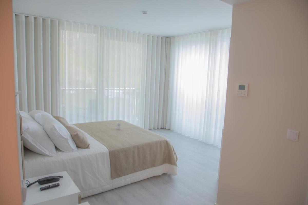 Uma cama ou camas num quarto em Calamar Hotel