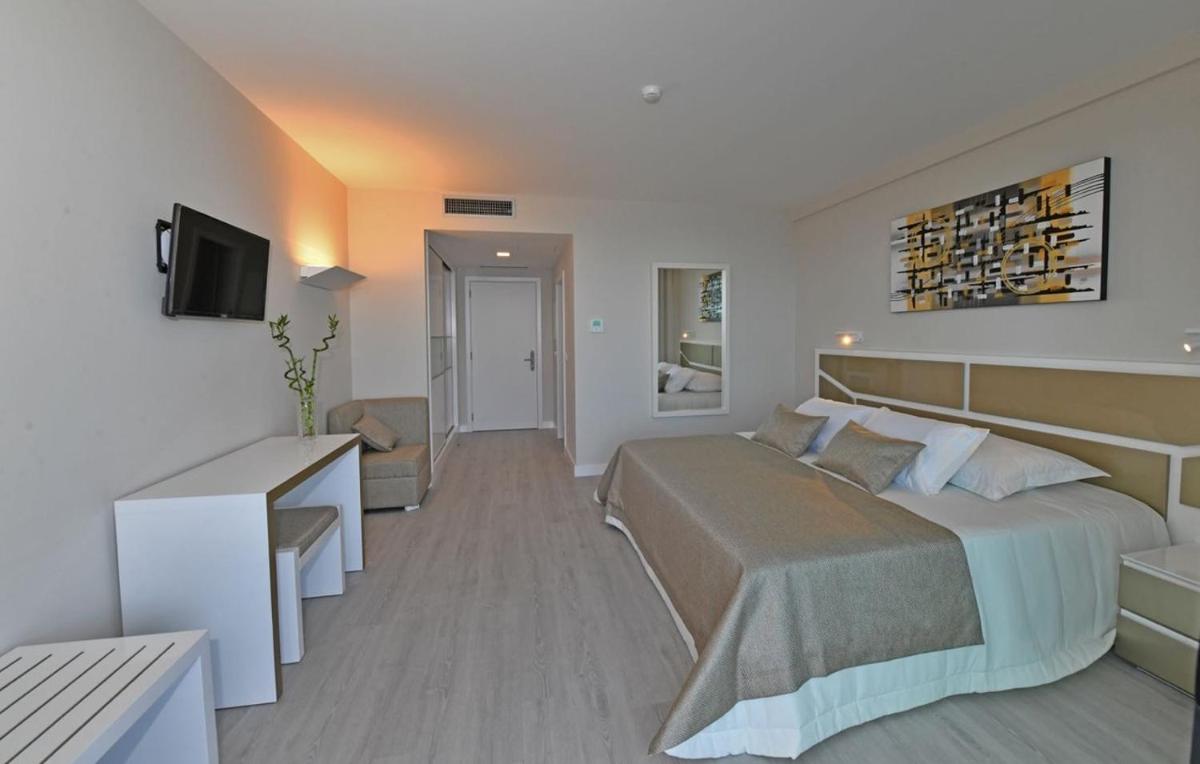 Uma cama ou camas num quarto em Calamar Hotel