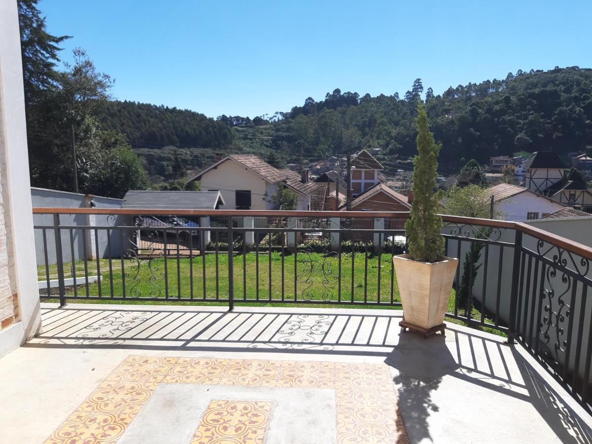 Casa MAGNÍFICA a 1 Km do centrinho com Suíte e Hidro - Housity