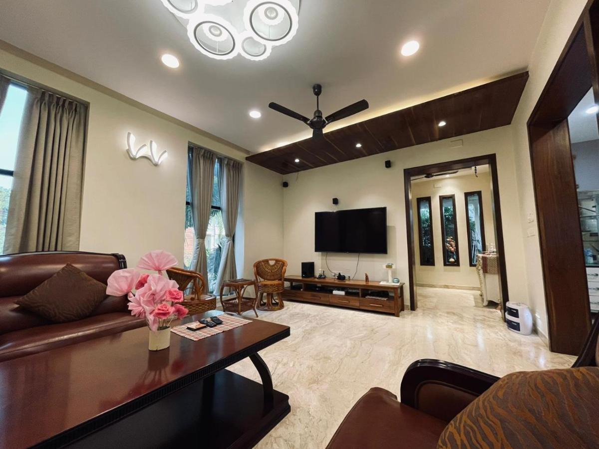 Luxury Beach Side  in ECR with King Sized Beds , Pool Table & Bar Room - Housity