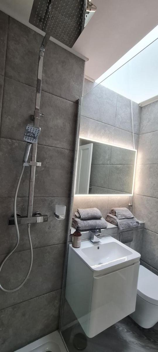 Castle Terrace 1 Bed Apartment Looking onto Edinburgh Castle - Sleeps upto 4 - Housity